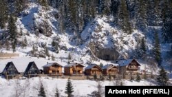 Disa vila të ndërtuara pranë qendrës së skijimit në fshatin Bogë të Pejës.