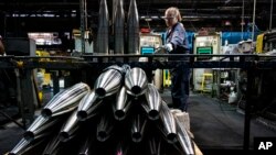 Архивна снимка. Работник премества 155-милиметров артилерийски снаряд по време на производствения процес в завод за боеприпаси в Скрантън, Пенсилвания, 13 април 2023 г.