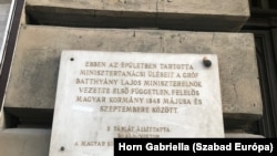 Emléktábla 1999-ből az épület külső falán