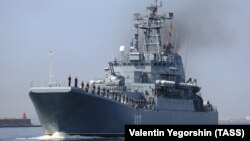 Десантен кораб "Минск" в залива Кронщадт в Санкт Петербург.