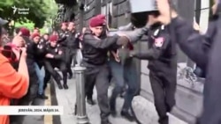 A rendőrség erőszakot alkalmaz a tüntetőkkel szemben Jerevánban