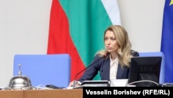 Рая Назарян, малко след като за първи път е заела мястото на председателя на Народното събрание, 20 юни 2024 г.