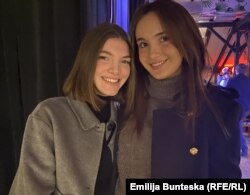 Studentet Stefani Nacevska dhe Lubica Apostolova.