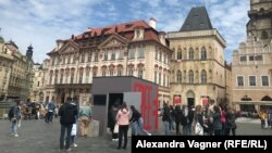 Много местни жители и туристи се спират, за да разгледат инсталацията