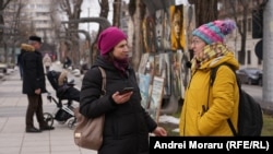 Autoarea podcastului „Laboratorul social”, Victoria Coroban (stânga), și Ilona, în Parcul Catedralei din Chișinău.