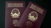 Pasaporta e re me emrin Republika e Maqedonisë së Veriut dhe ajo e vjetër me emrin Republika e Maqedonisë. Gusht, 2023. 