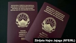 Pasaporta e re me emrin Republika e Maqedonisë së Veriut dhe ajo e vjetër me emrin Republika e Maqedonisë. Gusht, 2023. 