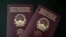 Pasaporta e re me emrin Republika e Maqedonisë së Veriut dhe ajo e vjetër me emrin Republika e Maqedonisë.
