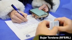 Ilustrativna fotografija, građanin Severne Mitrovice potpisuje peticiju za početak procesa smene albanskih gradonačelnika u opštinama na severu Kosova, 17. januar 2024. 