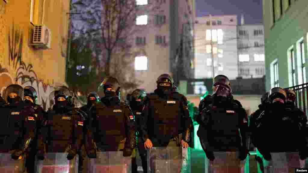 A szerb rendőrség sorfala, miközben az ellenzék támogatói tüntetnek az állami választási bizottság előtt Belgrádban.&nbsp;December 18-án ellenzéki tüntetők vonultak utcára Belgrádban.&nbsp;A tömeg a választási bizottság és a városi közgyűlés épülete előtt gyűlt össze, követelve a belgrádi önkormányzati választások érvénytelenítését &nbsp; 