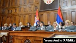 Premijerka Srbije i deo članova Vlade Srbije na sednici parlamenta na kojem se raspravlja o bezbednosnoj situaciji u Srbiji nakon dva masovna ubistva (18. maj 2023)