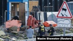 რუსეთის უშიშროების სამსახურის თანამშრომლები მოსკოვში ათვალიერებენ დრონით შეტევის ერთ-ერთ ადგილს. 2023 წლის 24 ივლისი 