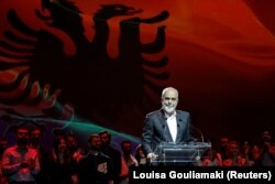 În paralel cu noul parcurs european al țării, au loc proteste împotriva premierului Edi Rama. Opoziția îl acuză de corupție și cer un guvern tehnocrat înaintea alegerilor de anul viitor, precum și eliberarea fostului premier Sali Berisha, arestat sub acuzare de corupție.