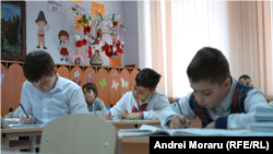 Elevi, la școala „Vasile Alecsandri” din Călărași, unde învață mai mulți copii de etnie romă.