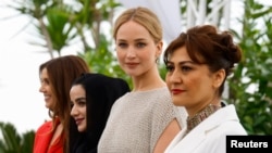 Режисьорката Сахра Мани (вдясно) и продуцентките Дженифър Лоурънс и Жустин Чиароки в Кан, 21 май 2023 г.