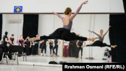 Pripreme baletskih plesača Kosovske baletske trupe za naredne nastupe