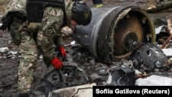 უკრაინელი სამხედრო ათვალიერებს რუსეთის მიერ გამოყენებული, სავარაუდოდ, ჩრდილოეთკორეული რაკეტის ფრაგმენტებს ხარკოვში. 2024 წლის 2 იანვარი