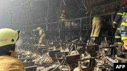 რუსეთის მეხანძრე-მაშველები „კროკუს სიტი ჰოლში“, დამწვარ დარბაზში. 23 მარტი, 2024 წ.