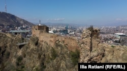 ასე გამოიყურება „გახლეჩილი კოშკი“, რომელიც ყველაზე მძიმე მდგომარეობაშია, გამოფიტულია და დაშლის საფრთხის წინაშე დგას.