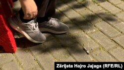 Bishta cigaresh të hedhur në tokë në Shkup.