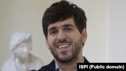 Đorđo Frušone (Giorgio Fruscione), analitičar Italijanskog instituta za međunarodnu politiku iz Milana smatra da Vučić neće dozvoliti promene koje bi ugrozile njegovu vlast.