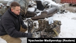 უკრაინის პროკურატურის წარმომადგენელი ათვალიერებს რუსეთის მიერ გამოყენებული, სავარაუდოდ, ჩრდილოეთკორეული რაკეტის ფრაგმენტებს ხარკოვში