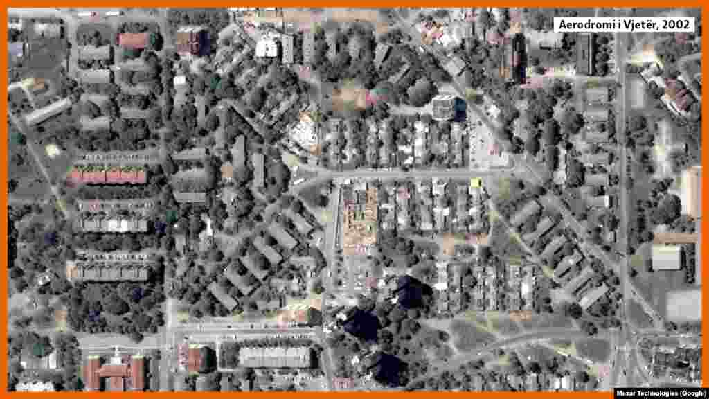 Komuna e Aerodromit është ndër vendet e Shkupit ku janë ndërtuar më së shumti ndërtesa gjatë dy dekadave të fundit. Qytetarët kanë humbur, po ashtu, betejën për ndërtesën nëntëkatëshe pranë &ldquo;Shtëpisë së Nënës&rdquo;. Aktivistët nga organizata &ldquo;Duam që Aerodromi të frymojë&rdquo; kanë thënë se aty ku Organizata e Brendshme Revolucionare Maqedonase - Partia Demokratike për Unitet Kombëtar Maqedonas (VMRO-DPMNE)është ndalur, ka vazhduar Lidhja Socialdemokrate e Maqedonisë (LSDM). Administrata aktuale e Komunës së Aerodromit, e udhëhequr nga Timço Mucunski, nuk ka inspektor ndërtimi.