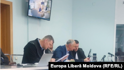 Экс-президент Додон общается с адвокатами пока на экране транслируют кадры его встречи с Плахотнюком.