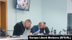 Dodon discută cu avocatul său, în timp ce procurorii prezintă în instanță înregistrări video ale întrevederii sale cu Vladimir Plahotniuc, la ședința CSJ din 10 noiembrie 2023.