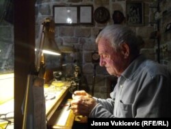 Urar Ljubomir Homen u svojoj kotorskoj radnji, 16. april 2024. godine