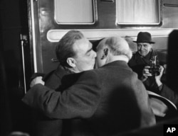 Prvi sekretar Bugarske komunističke partije, Todor Živkov (desno) se pozdravlja sa Leonidom Brežnjevim, generalnim sekretarom sovjetske Komunističke partije na stanici u Sofiji, mart 1968. nakon dolaska sovjetske delegacije na samit Varšavskog pakta.