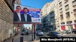Bilbord vladajuće Srpske napredne stranke pred izbore 17. decembra. Pored predsednika Srbije Vučića, čije ime nosi lista SNS-a, na bilbordu je kandidat za gradonačelnika Beograda Aleksandar Šapić. 