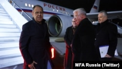 Руският външен министър е посрещнат на летището в Скопие от руския посланик в Северна Македония Сергей Баздникин (вдясно).