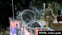 Një pjesëtar i KFOR-it para ndërtesës komunale në Leposaviq, më 8 gusht 2023.