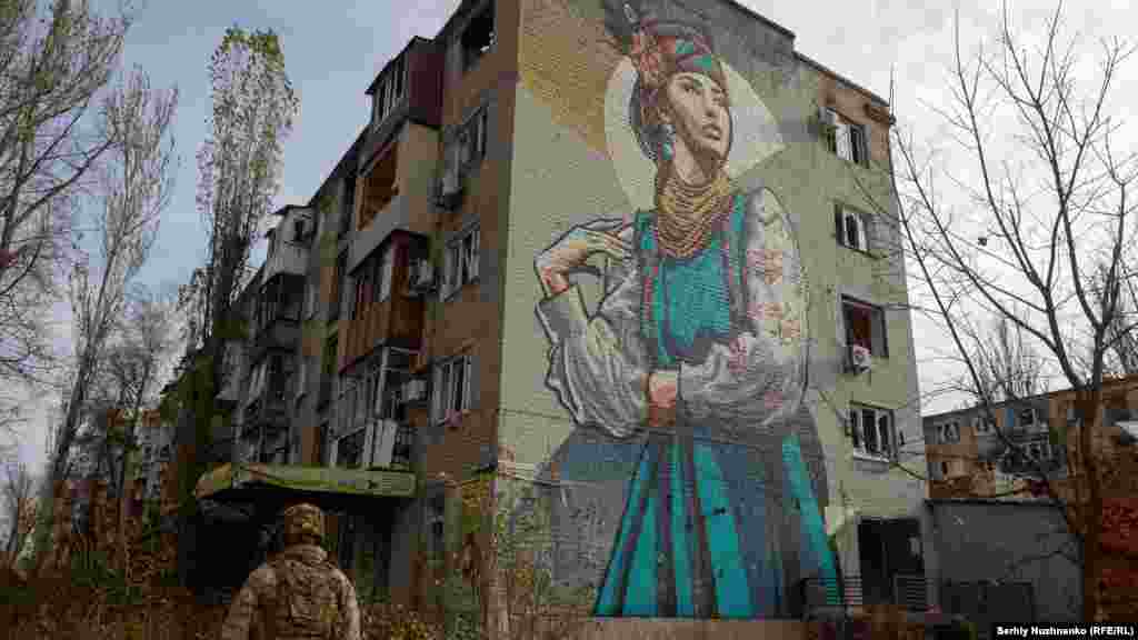 Egy ukrán katona sétál egy megrongálódott lakóház mellett. A kulcsfontosságú közlekedési csomópont, Avgyijivka mindössze tizenöt kilométerre északra fekszik az oroszok által megszállt Donyecktől. Ostrom alatt áll, amióta Moszkva október elején nagyszabású offenzívát indított