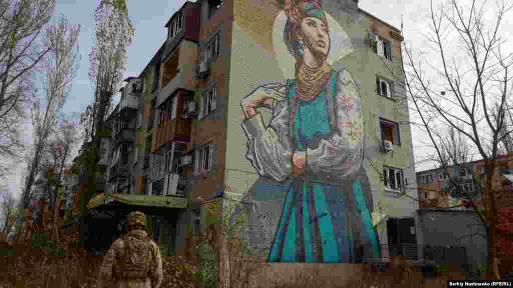 Украински войник върви край пуста жилищна кооперация. Град Авдиивка е смятан за ключов транспортен възел и се намира само на 15 км северно от окупирания от Русия Донецк. Той е под обсада, откакто Москва започна голяма офанзива по-рано през октомври.&nbsp;