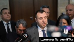 Петър Петров от "Възраждане", заобиколен от депутати от ИТН и БСП