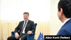 Specijalni predstavnik EU za dijalog Srbije i Kosova Miroslav Lajčak na sastanku sa premijerom Kosova Aljbinom (Albin) Kurtijem u Prištini, 11. maj 2023. 