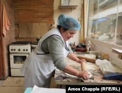 Një grua në Abovyan, e cila u largua nga shtëpia e saj në Stepanakert në shtator 2023, tëhollon brumin në peta për të bërë kapele xhingalov. Në dhe rreth tregut qendror në Abovyan, së paku tri biznese të veçanta të drejtuara nga refugjatët armenë shesin këtë ushqim tradicional.