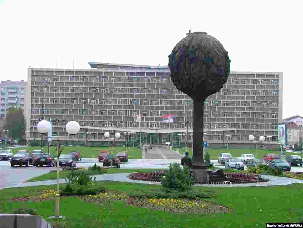 Grad Kragujevac već godinu dana nakon isteka dvogodišnjeg grejs perioda, otplaćuje rate kredita od 30.000 evra mesečno. Prvobitno je bilo planirano da se kredit isplaćuje sopstvenim prihodom tržnice, ali s obzirom da je ona već tri godine zatvorena, a da se isto toliko čeka na završetak radova, na zelenoj pijaci nema prihoda ni od izdavanja u zakup pijačnih tezgi niti od izdavanja prostora, pa je ta obaveza prebačena na gradski budžet dok će, prema najavi predsednika Vučića, država otplatiti polovinu kredita. &nbsp;&nbsp;&nbsp;&nbsp;&nbsp;