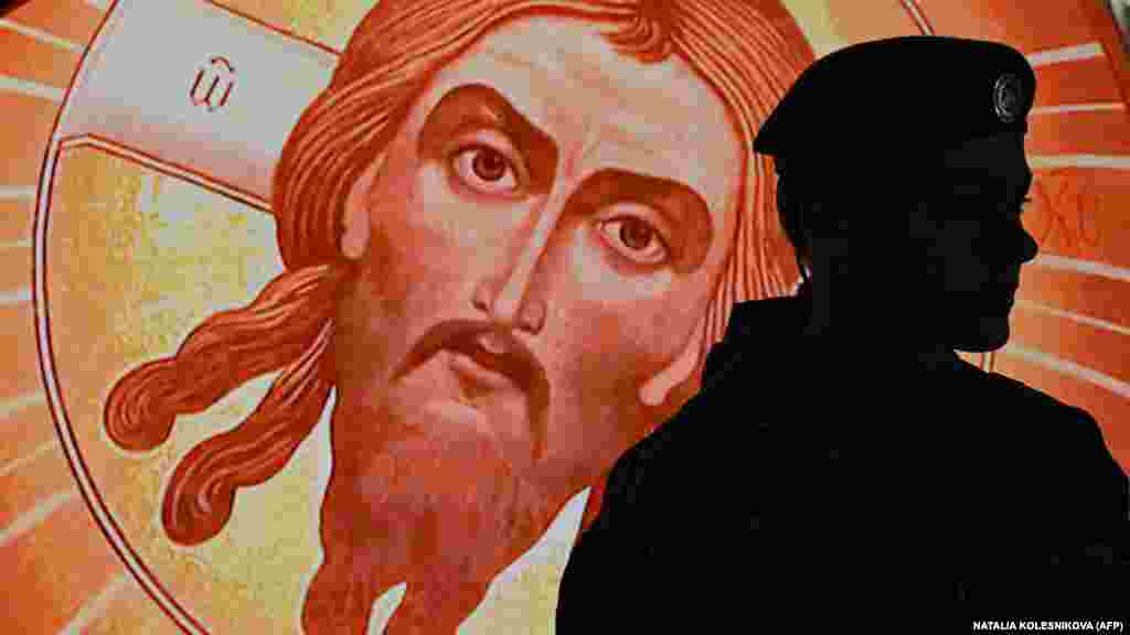 Posjetilac prolazi pored ekrana na kome je prikazana ikona na izložbi ruskog Ministarstva odbrane u Moskvi.