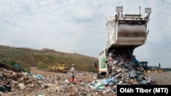 Ürítés a szemétdepóban Debrecen mellett 2017. június 6-án (képünk illusztráció)