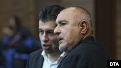 Съпредседателят на ПП-ДБ Кирил Петков (вляво) и лидерът на ГЕРБ Бойко Борисов.