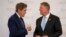 John Kerry (b), az Amerikai Egyesült Államok klímaügyi különmegbízottja Klaus Iohannis román elnökkel beszélget a bukaresti Cotroceni-palotában 2023. szeptember 6-án