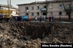 Crater provocat de un atac cu rachete rusești în orașul Selidove, regiunea Donețk, 15 noiembrie.