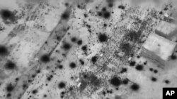 Кадър от видео, публикувано от израелската армия, на който се вижда как стотици палестинци се струпват около камиони с помощи в северната част на Газа, 29 февруари 2024 г.