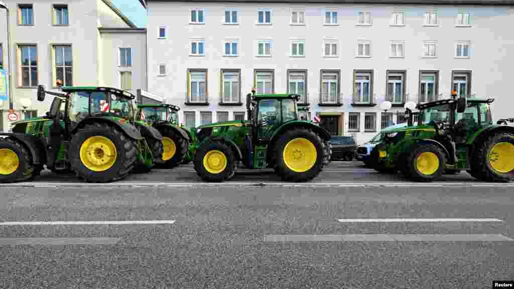 A kormány a felháborodás hatására finomított a költségvetési hiány ösztönözte intézkedéscsomagon, és közölte, hogy&nbsp;marad a mezőgazdasági járművek adómentessége, az üzemanyag-kedvezményeket pedig fokozatosan, 2026-ig törölnék el