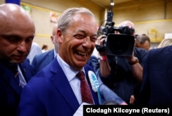 Lider partije Reform UK Najdžel Faraž razgovara s novinarima pošto je osvjio mesto u parlamentu u osmom pokupaju, 5. jul 2024.
