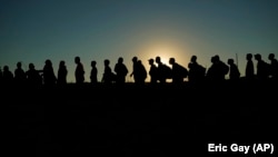 ფოტო არქივიდან. მექსიკიდან აშშ-ში ჩასული მიგრანტების რიგი ტეხასის სასაზღვრო პუნქტთან. 2023 წლის სექტემბერი