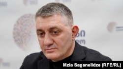 ლადო მკერვალიშვილი, იურისტი, წარმოადგენს ორგანიზაციას „უფლებები საქართველო“ .